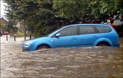 mobil terjebak banjir
